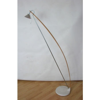 Minimalistyczna lampa podłogowa IKEA, projekt Torda Björklunda, widok z boku