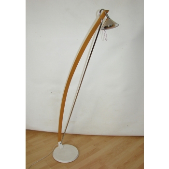Lampa podłogowa z lat 90 – połączenie metalu i drewna w stylu skandynawskim