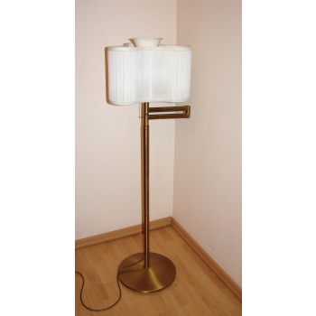 Lampa vintage z mosiądzu – złożone ramię, oświetlenie wyłączone