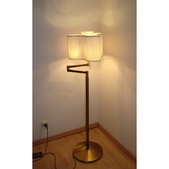 Lampa vintage z lat 70. – świeci w rogu pokoju