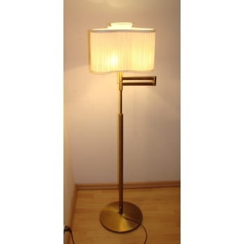 Lampa podłogowa w stylu mid-century – detale mosiężnej podstawy i tkaniny