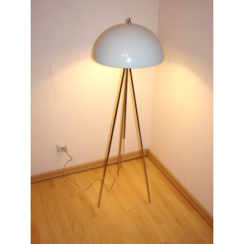 Metalowa lampa vintage na trójnogu