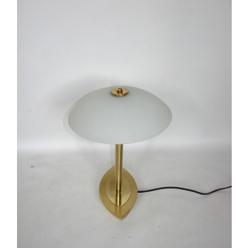 Mosiężna lampka nocna vintage z mlecznobiałym kloszem – widok z góry