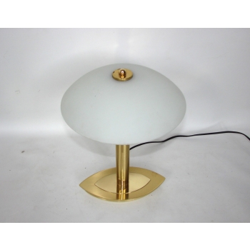 Zbliżenie na klosz i podstawę mosiężnej lampki nocnej vintage