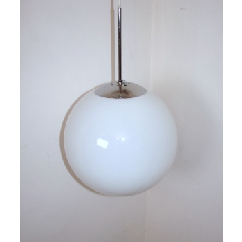 Detal lampy wiszącej – szklany klosz w kształcie kuli