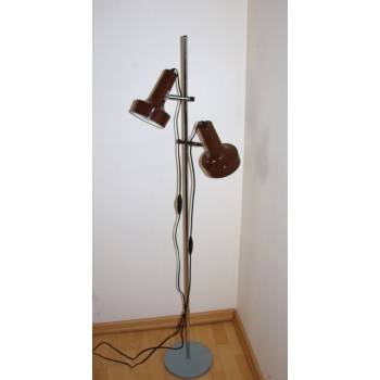Zbliżenie kloszy – podłogowa lampa vintage