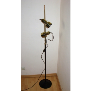 Zbliżenie kloszy lampy podłogowej vintage, metal i szkło