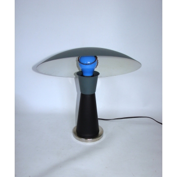 Lampa grzybek z odsłoniętą niebieską żarówką E27, styl PRL, detal konstrukcji