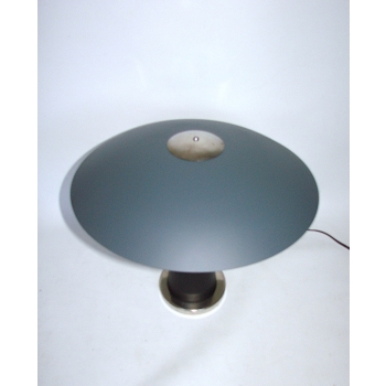 Lampa stołowa grzybek widziana z góry, szeroki szary klosz z metalowym elementem centralnym