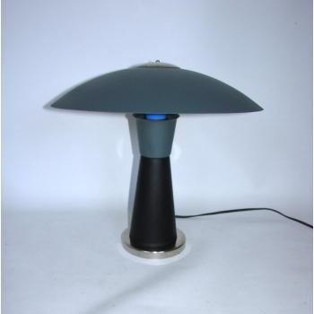 Lampa retro w kształcie grzybka z Polski, stojąca na białym tle, idealna do wnętrz vintage