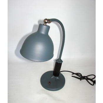 Stylowa lampka biurkowa vintage – konstrukcja i detal przełącznika