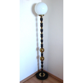 Lampa podłogowa Mid Century z białym szklanym kloszem