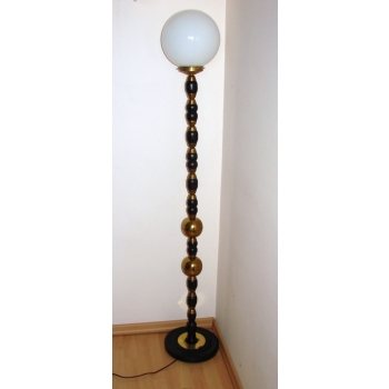 Stylowa lampa stojąca z lat 60. w narożniku pomieszczenia