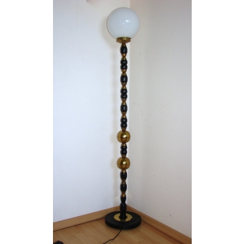 Lampa podłogowa z okrągłą podstawą i kloszem z mlecznego szkła