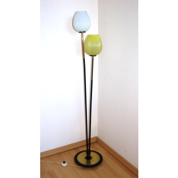 Lampa podłogowa z kloszami mlecznym i żółtym – rzut boczny