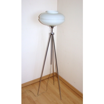 Lampa podłogowa trójnóg z lat 90. – widok z boku