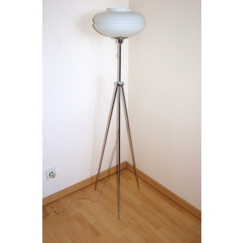 Lampa vintage na trójnogu z kloszem ze szkła – ujęcie w rogu pomieszczenia