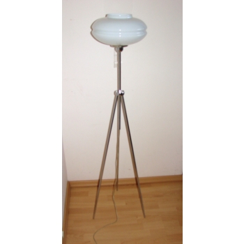 Biała lampa podłogowa retro z metalowymi nogami – zbliżenie