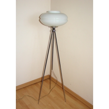 Minimalistyczna lampa stojąca retro – zbliżenie na stelaż