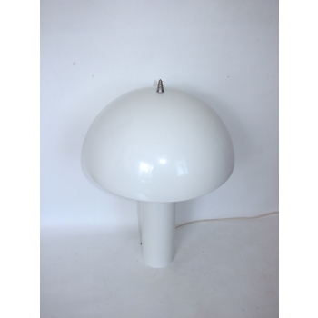 Metalowa lampa biurkowa modern – zbliżenie na klosz