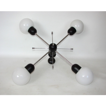Lampa vintage Modern z lat 70. – detal konstrukcji metalowej i opraw żarówek