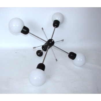 Stylowa lampa sufitowa retro z lat 70. – widok pod kątem, widoczne żarówki i metalowe ramiona