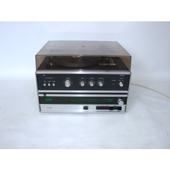 Zestaw Hi-Fi Dual HS135 z zamkniętą pokrywą – widok z przodu
