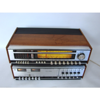 Zestaw Grundig RT100 + SV140 – widok z góry, obudowa drewniana