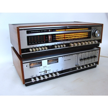 Grundig SV140 i RT100 – widok z lewej strony, podświetlenie włączone