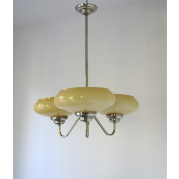 Widok z dołu żyrandola Art Deco z trzema szklanymi kloszami
