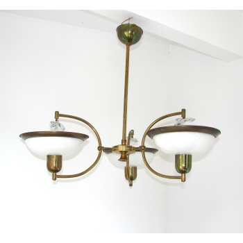 Lampa sufitowa z mlecznymi kloszami i mosiężnym wykończeniem