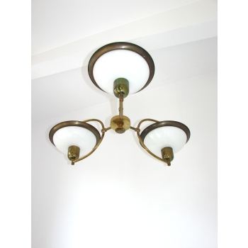 Lampa sufitowa z mlecznymi kloszami i mosiężnym wykończeniem