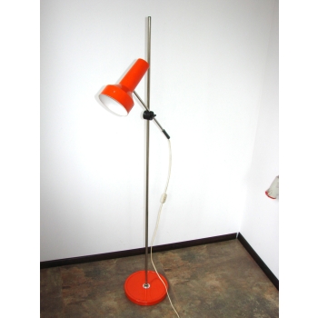 Detal lampy podłogowej, metal i aluminium