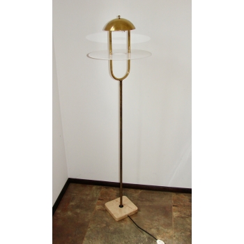 Podłogowa lampa vintage – złota oprawa i kamienna podstawa