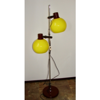 Lampa podłogowa retro z dwoma punktami światła – widok boczny