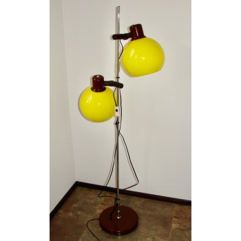 Lampa podłogowa w stylu retro – widok całej konstrukcji