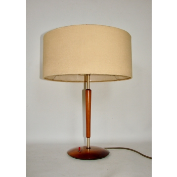 Widok boczny lampy stołowej retro – drewno, metal i tworzywo