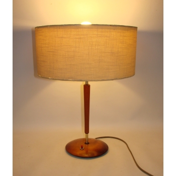 Duńska lampa stołowa z lat 60. – detal podstawy z drewna