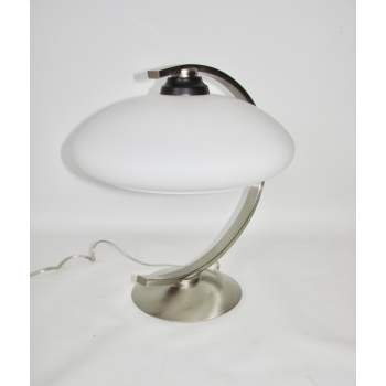 Minimalistyczna lampa stołowa Modern – zbliżenie na klosz i uchwyt