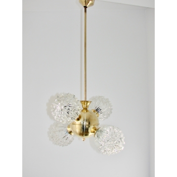 widok z boku na mosiężną lampę vintage z kryształowymi kloszami