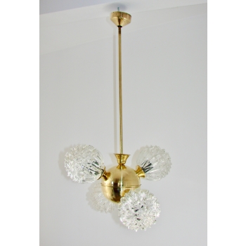 zbliżenie na szklane klosze fornirowane w lampie mosiężnej z lat 70