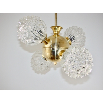 detal centralnej kuli z mosiądzu w lampie wiszącej vintage