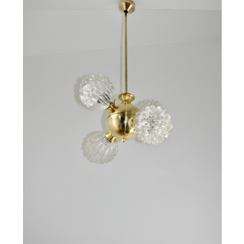 lampa wisząca mid century z ozdobnymi kloszami ze szkła i mosiężnym wykończeniem