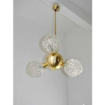 struktura szklanego klosza w mosiężnej lampie z epoki vintage