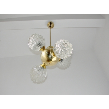 widok lampy pod innym kątem ukazujący cztery szklane klosze