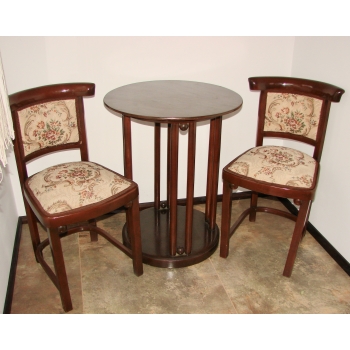 widok zestawu thonet w eleganckim wnętrzu
