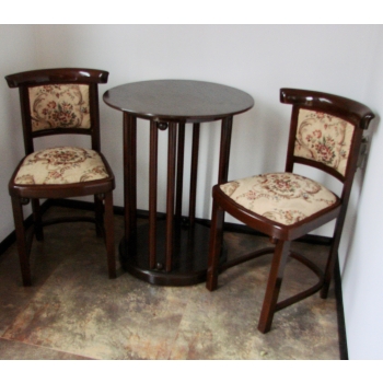 widok zestawu thonet w eleganckim wnętrzu