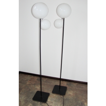 Minimalistyczna lampa podłogowa z lat 90. – widok ogólny