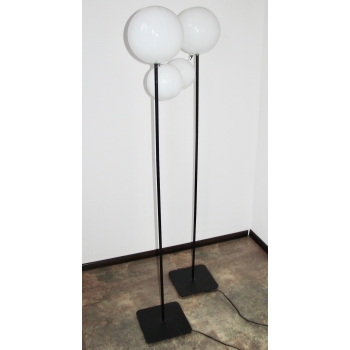 Minimalistyczna lampa podłogowa z lat 90. – widok ogólny