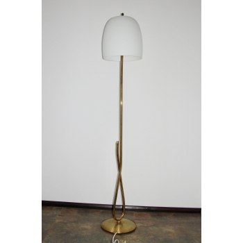 Vintage lampa stojąca z lat 50. – pełen kadr na tle jednolitej ściany